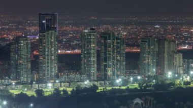Dubai marinasından yeşilliklerin hava görüntüsü..