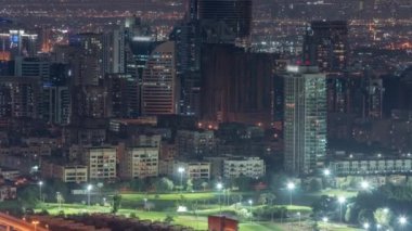 Dubai marinasından yeşilliklerin ve Al Barsha tepelerinin hava manzarası..