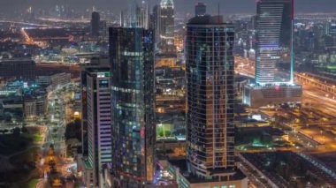 Medya şehri ve internet şehri hava görüntüsü Dubai marinasından gece zaman çizelgesi.
