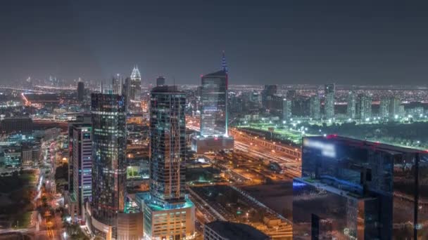 Vista aérea de la ciudad de los medios de comunicación y al barsha alturas zona de distrito noche timelapse desde Dubai marina. — Vídeo de stock