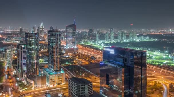 Maan stijgt boven media stad en al barsha hoogten district gebied nacht timelapse van Dubai jachthaven. — Stockvideo