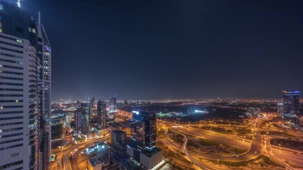 Vista aérea de la ciudad de los medios de comunicación y la zona de distrito de alturas de al barsha durante toda la noche timelapse desde Dubai marina. — Vídeo de stock