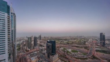 Medya şehrinin ve Al Barsha tepelerinin hava görüntüsü Dubai marinasından gece gündüz..