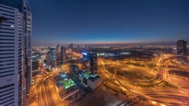 Medya şehrinin ve Al Barsha tepelerinin hava görüntüsü Dubai marinasından gece gündüz..