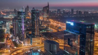 Medya şehrinin ve Al Barsha tepelerinin hava görüntüsü Dubai marinasından gece gündüz..
