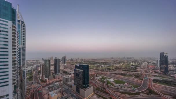 Luchtfoto van mediastad en al barsha hoogten district gebied van dag tot nacht timelapse van Dubai jachthaven. — Stockvideo