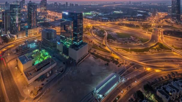 Вид с воздуха на медиагород и район Аль-Барша высот ночью и днем из пристани для яхт Дубая. — стоковое видео