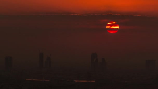 Sonnenaufgang über Greens und al Barsha Höhen Distriktgebiet Nacht zu Tag Zeitraffer von Dubai Marina. — Stockvideo
