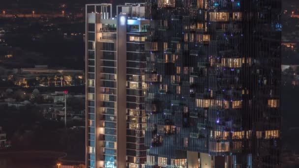 深夜の建物の外観の窓にタイムラプスのインテリアライト — ストック動画
