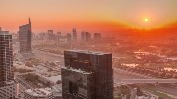 Napkelte felett média város és al-Barsha magaslatok kerület terület éjjel-nappal timelapse Dubai kikötő. — Stock videók