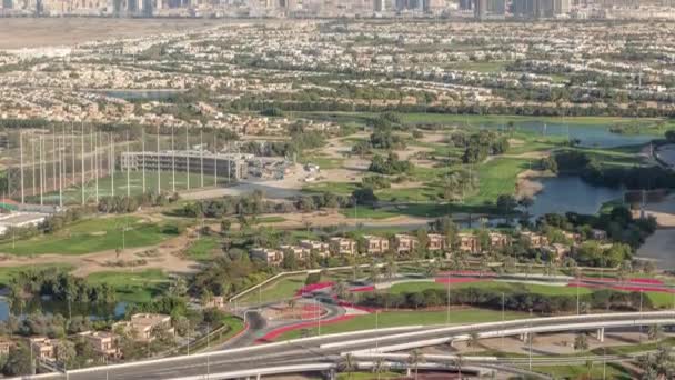 Vue aérienne du terrain de golf avec pelouse verte et lacs, maisons de villa derrière lui timelapse. — Video