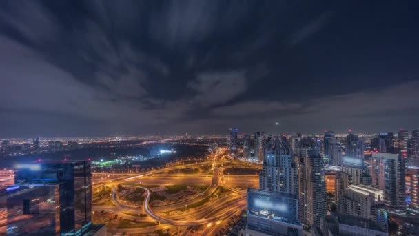 Enorme cruce de carreteras entre el distrito JLT y Dubai Marina toda la noche timelapse. — Vídeo de stock