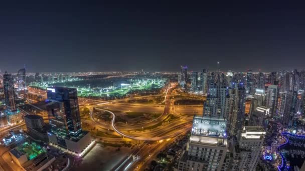 Obrovský dálniční křižovatka mezi čtvrtí JLT a Dubai Marina noční timelapse. — Stock video