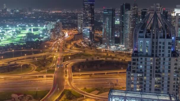 Enorme incrocio autostradale tra il quartiere JLT e Dubai Marina notte timelapse. — Video Stock
