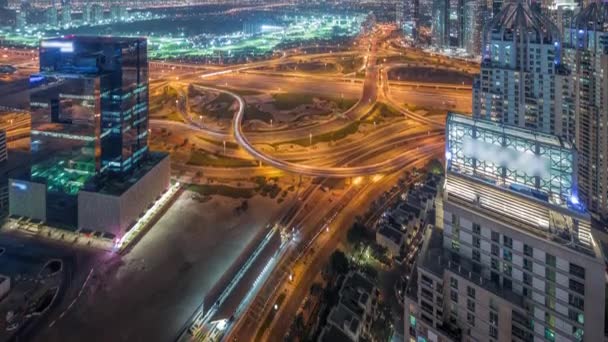 Enorme cruce de carreteras entre el distrito JLT y Dubai Marina noche timelapse. — Vídeo de stock