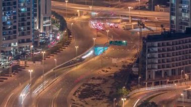 JLT bölgesi hava sahasının yakınındaki tünelle kavşakta büyük bir kavşak var..