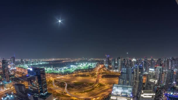 Enorme kruising tussen JLT district en Dubai Marina de hele nacht timelapse. — Stockvideo