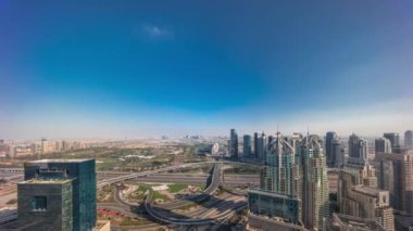 Dubai marinası ve JLT gökdelenleri Şeyh Zayed Yolu üzerindeki hava zaman aralığı..