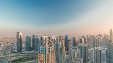 Dubai marinası ve JLT gökdelenleri Şeyh Zayed Yolu üzerindeki hava zaman aralığı..