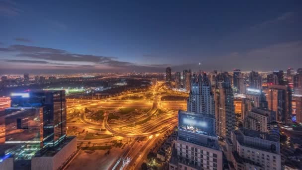 Enorme incrocio autostradale tra il distretto JLT e Dubai Marina notte per giorno timelapse. — Video Stock