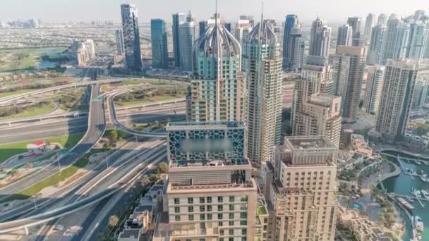 Dubai marinası ve JLT gökdelenleri Şeyh Zayed Yolu üzerindeki hava zaman aralığı.. — Stok video