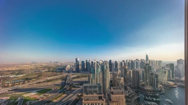 Dubai jachthaven en JLT wolkenkrabbers langs Sheikh Zayed Road luchtfoto tijdspanne. — Stockvideo