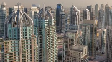 Dubai marinası ve JLT gökdelenleri Şeyh Zayed Yolu üzerindeki hava zaman aralığı..