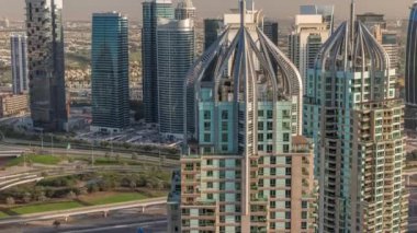 Dubai marinası ve JLT gökdelenleri Şeyh Zayed Yolu üzerindeki hava zaman aralığı..