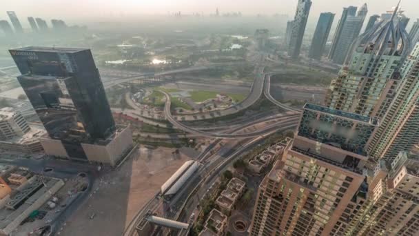Dubai marina y los rascacielos JLT a lo largo de Sheikh Zayed Road timelapse aéreo. — Vídeos de Stock