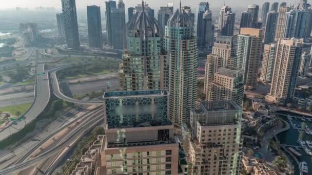 Dubai marina y los rascacielos JLT a lo largo de Sheikh Zayed Road timelapse aéreo. — Vídeos de Stock