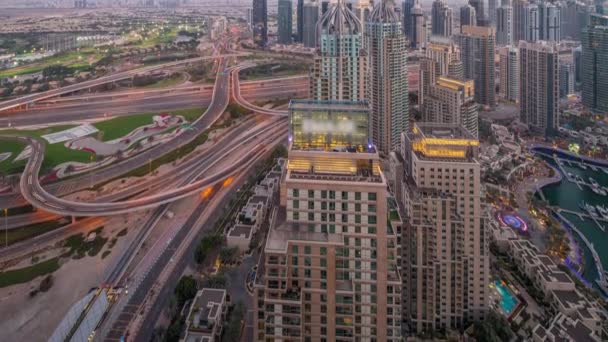 Dubai jachthaven en JLT wolkenkrabbers langs Sheikh Zayed Road lucht dag tot nacht timelapse. — Stockvideo