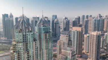 Dubai marinası ve JLT gökdelenleri Şeyh Zayed Yolu üzerindeki hava zaman aralığı..