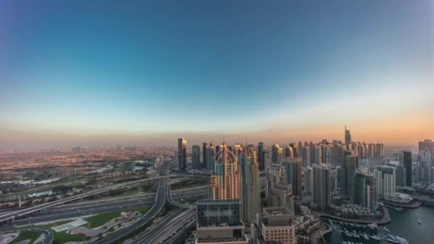 Dubai marina і JLT skyscrapers уздовж Шейх Заєд Роуд день у ніч timelapse. — стокове відео