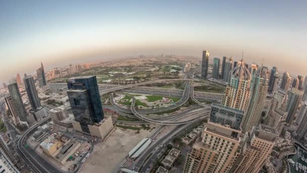 Dubai marina e arranha-céus JLT ao longo do dia aéreo Sheikh Zayed Road para a noite timelapse. — Vídeo de Stock