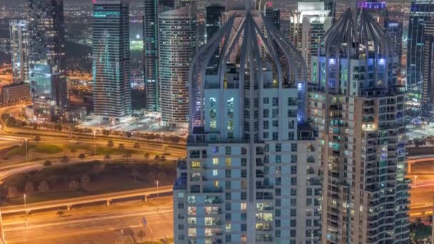 Dubai marina y los rascacielos JLT a lo largo de Sheikh Zayed Road timelapse noche aérea. — Vídeos de Stock