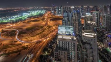 Dubai marinası ve JLT gökdelenlerini gösteren panorama Sheikh Zayed Yolu üzerindeki hava saatlerini gösteriyor..