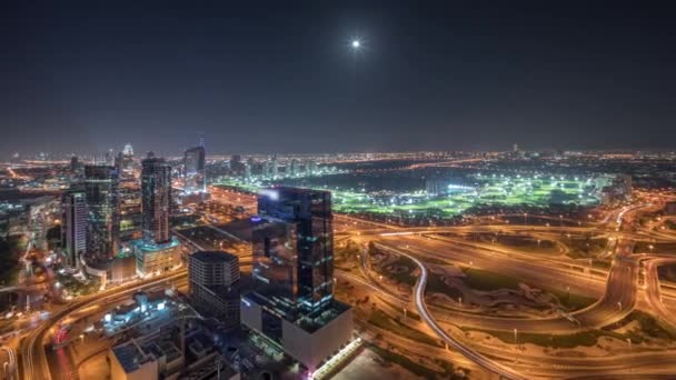 Panorama met Dubai jachthaven en JLT wolkenkrabbers langs Sheikh Zayed Road luchtfoto nachtelijke tijdspanne. — Stockvideo