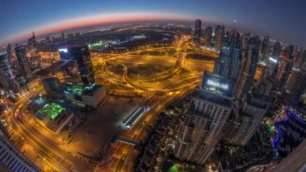 Dubai jachthaven en JLT wolkenkrabbers langs Sheikh Zayed Road lucht nacht tot dag timelapse. — Stockvideo