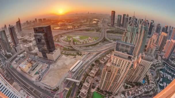 Ανατολή ηλίου πάνω από τη μαρίνα Ντουμπάι και ουρανοξύστες JLT κατά μήκος Sheikh Zayed Road εναέρια timelapse. — Αρχείο Βίντεο