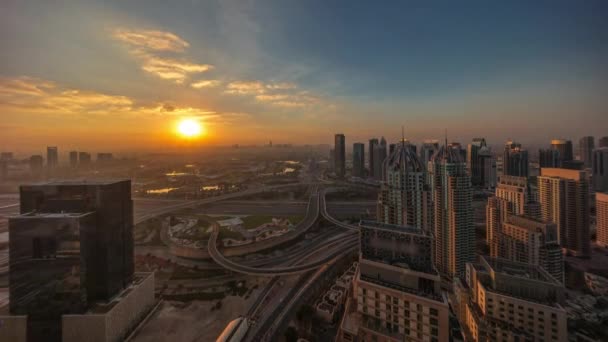 Alba sul porto turistico di Dubai e grattacieli JLT lungo Sheikh Zayed Road timelapse aerea. — Video Stock