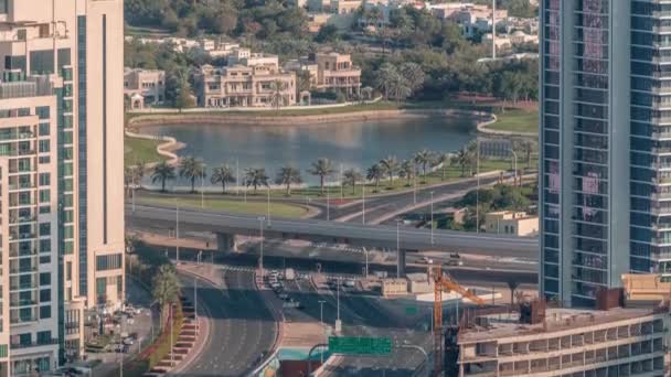 JLT wolkenkrabbers in de buurt van Sheikh Zayed Road luchtfoto. Woningbouw en villa 's erachter — Stockvideo