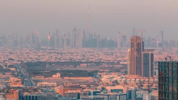 두 바이 다운타운 스카이라인에는 텔 셋 타워 공중 시간 조절 장치가 있는 고층 빌딩 이 있다. UAE — 비디오