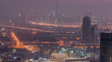 Dubai Şehir Merkezi gökdelenler silsilesi, gökdelenler, gece gündüz gökdelenler. BAE