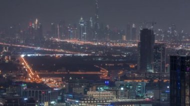 Dubai Şehir Merkezi gökdelenler silsilesi ve tüm gece boyunca gökdelenler. BAE