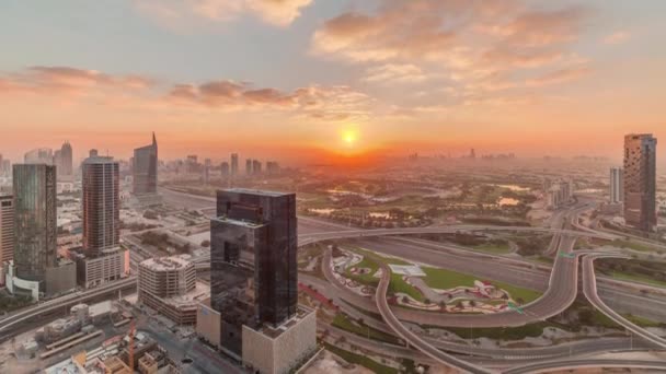 Alba sull'incrocio autostradale vicino alla città dei media e al quartiere di altezze barsha timelapse zona da Dubai marina. — Video Stock