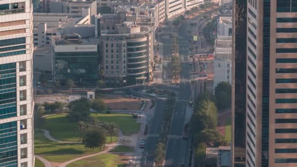 Veduta aerea di un incrocio stradale in una grande timelapse della città nel quartiere dei media — Video Stock