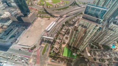 Gökdelenler arasındaki yol kesişiminin tüm gün gökdelenler arasındaki hava görüntüsü.