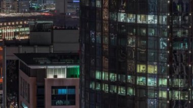 Dubai İnternet Şehir Gölü ve Binaları 'nın hava görüntüsü gece zaman ayarlı