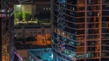 Dubai İnternet Şehir Gölü ve Binaları 'nın hava görüntüsü gece zaman ayarlı