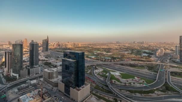Panorama que muestra el puerto deportivo de Dubái y los rascacielos JLT a lo largo del timelapse aéreo Sheikh Zayed Road. — Vídeos de Stock
